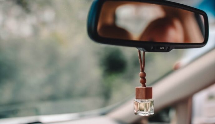 Cách sử dụng tinh dầu nước hoa treo xe ô tô